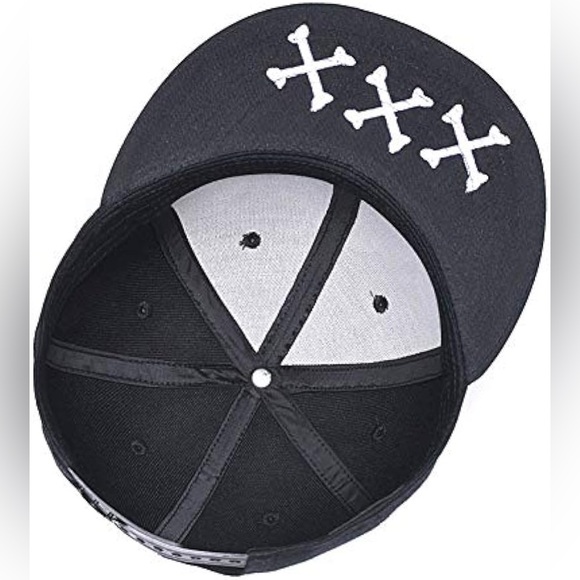 Black Hat with White Skull Adjustable SnapBack Baseball Cap Hat - Picture 2 of 4